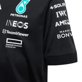 Camiseta deportiva Adidas, réplica de la utilizada por el equipo Mercedes-AMG Petronas Formula One Team. Color negro con detalles en blanco y logos de los patrocinadores. Confeccionada en tejido transpirable AEROREADY.