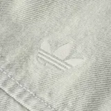 Campera de jean con diseño inspirado en el modelo Firebird de Adidas Originals. Presenta cuello alto, cierre frontal completo, bolsillos laterales y las icónicas tres tiras en las mangas. Posee puños y ruedo elásticos, con el logo del trébol bordado en el pecho.