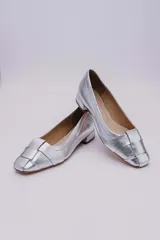 Mocasín bajo plateado con capellada trenzada.