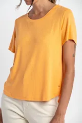 Remera de cuello redondo y manga corta, confeccionada en tejido de viscosa acanalado con un calce suave y liviano.