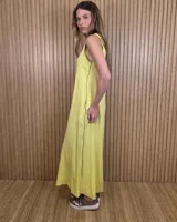 Vestido largo negro de corte holgado, sin mangas y con escote redondo. Presenta detalles de ribetes contrastantes en color beige en los laterales y sisas.