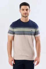 Remera de manga corta con diseño de franjas horizontales en tonos de gris, azul y beige, con escote redondo y pequeño bordado en el pecho.