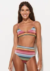 Conjunto de bikini Triya Lia con corpiño triangular de breteles finos y bombacha de tiro alto, ambos con estampado de rayas horizontales multicolores.