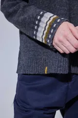 Blazer de pana color crema con solapas clásicas, cierre frontal de un botón y puños con detalle de tejido a rayas. Presenta un corte estructurado y elegante.