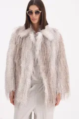 Tapado de textura plumosa en tonos beige y crema, con cuello solapa y cinto ajustable a la cintura.