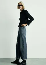 Jeans de tiro alto con diseño balloon y fit slouchy. Confeccionados en tejido de algodón estilo vaquero, cuentan con cierre de cremallera, botón, trabillas y cinco bolsillos.