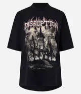 Remera negra de algodón con cuello redondo y mangas cortas. Presenta un estampado frontal de estilo gótico con la palabra "DISRUPTION" y un castillo sombrío.
