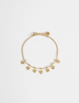 Pulsera de cadena fina en color dorado con múltiples dijes colgantes en forma de corazón y pequeñas esferas intercaladas. Cuenta con cierre de mosquetón y cadena de extensión.