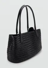 Bolso tipo tote negro confeccionado en cuero con diseño trenzado, asas largas para el hombro y cierre de botón magnético.