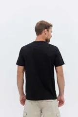 Remera de algodón verde militar, de corte clásico con cuello redondo y mangas cortas.