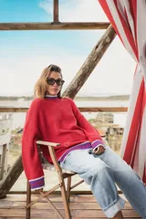 Sweater celeste de punto abierto con detalles en puños, cuello y ruedo en contraste de color. Diseño oversize y textura liviana.