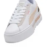 Championes Puma modelo Mayze Mix, con diseño de plataforma, cuerpo de cuero blanco, detalles en gamuza beige y refuerzo en el talón color verde oliva.