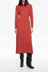 Vestido de largo midi con corte en línea A y vuelo. Presenta escote barco, mangas largas tipo murciélago ajustadas en el puño y detalles de pespuntes decorativos a contraste en el frente y hombros. Confeccionado en tejido de cupro con elastano.