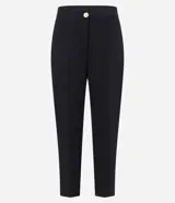 Pantalón zanahoria de poliéster y elastano color negro, de tiro alto, con cierre tradicional, bolsillos traseros y botón metálico con efecto martillado.
