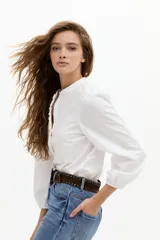 Jeans acampanados de tiro alto, color azul índigo lavado, con vuelo en el ruedo y confeccionados en denim de algodón con spandex.