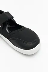 Guillerminas ergonómicas color beige, inspiradas en el calzado barefoot. De suela fina, plana y flexible, sin tacos ni soporte rígido. Cuenta con tira ajustable de velcro.