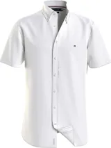Camisa blanca de manga corta confeccionada en popelín de puro algodón, con cuello abotonado, corte regular y logo de Tommy Hilfiger bordado en el pecho.