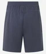 Bermuda deportiva masculina de color azul marino, con cintura elástica y cordón ajustable, bolsillos laterales con cierre y tecnología Dry para mayor transpirabilidad.