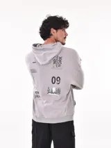 Canguro gris claro con capucha, bolsillo canguro frontal y estampado en el pecho con la palabra "DIMENSION" en negro.