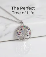 Collar de plata 925 con dije circular calado en forma de árbol de la vida, adornado con circonias multicolor incrustadas en las ramas.