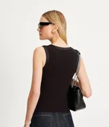 Top sin mangas color rosa claro, de corte ajustado, con cuello redondo y ribete de satén en el cuello y las sisas.