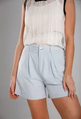 Short celeste de gabardina con pinzas delanteras y tiro alto.