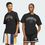Remera negra de algodón con ajuste holgado, cuello redondo y mangas cortas. Presenta un estampado gráfico frontal con la palabra "ADIDAS" en estilo universitario con borde amarillo y azul, acompañado de un emblema circular en el centro.