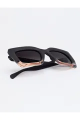 Lentes de sol Tiwi Mali con montura cuadrada de acetato negro y rosa, y lentes degradadas en color gris oscuro.