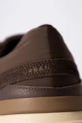 Championes urbanos de diseño técnico, combinando paneles de gamuza y tela técnica en tonos marrones. Presenta una entresuela de plataforma en color crema con suela dentada de goma.