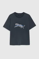 Remera de algodón negro con efecto lavado vintage, manga corta y corte recto ligeramente holgado. Cuenta con una estampa frontal de leopardo y detalles bordados en tono azul.