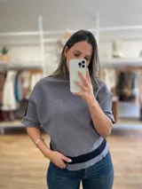 Sweater color beige con mangas murciélago y detalle de rib en puños y ruedo.