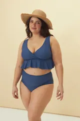 Bombacha de bikini de tiro alto, color negro, con diseño liso y cobertura completa.