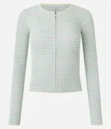 Cardigan de punto acanalado color verde menta y blanco, de manga larga y corte ajustado. Presenta un escote redondo con cierre frontal de cremallera doble.