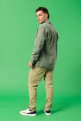 Pantalón cargo color beige, de corte recto y tiro medio, con bolsillos laterales con solapa y bolsillos traseros.