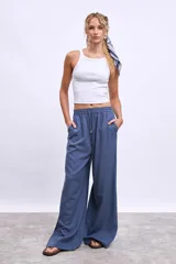 Pantalón palazzo azul con cintura elastizada y cordón ajustable.