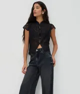 Pantalón de jean premium de tiro medio con corte wide leg, de color azul, con pretina con pasacintos y bolsillos funcionales.