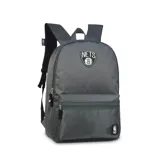 Mochila gris de nylon con textura de rombos, con logo de los Brooklyn Nets en el frente y logo de la NBA en la parte inferior. Cuenta con un compartimento principal y un bolsillo frontal con cierre.