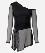 Blusa ajustada de tul negro con diseño asimétrico de un solo hombro. Presenta mangas largas transparentes, fruncido lateral y una aplicación vertical de encaje que aporta textura.