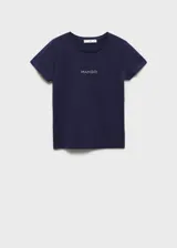 Camiseta de manga corta y cuello redondo, confeccionada en algodón. Presenta un diseño recto con el logo de la marca estampado en el centro del pecho.