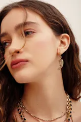 Aro mini dorado con dije colgante en forma de cuerno pavé, incrustado con cristales brillantes.