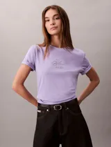 Remera Calvin Klein de manga corta y cuello redondo, color lila, con el logo clásico de la marca en acabado foil en el pecho.