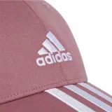 Gorra de béisbol Adidas color rosado, confeccionada en sarga de algodón. Presenta visera precurvada, tres franjas blancas en el frente y el logo de Adidas bordado en blanco.