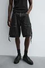 Bermuda de corte relajado en denim de algodón color beige, estilo cargo, con cinco bolsillos y bolsillos plastrón con solapa en las perneras.