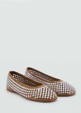 Zapato tipo ballerina color marrón con adorno de strass.