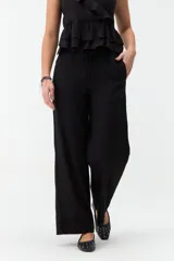Pantalón de corte ancho y tiro medio, color verde militar, con cintura elástica ajustable mediante cordón y bolsillos laterales.