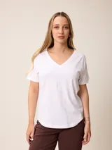 Remera de algodón con cuello en V y mangas cortas, de corte clásico y color azul marino.