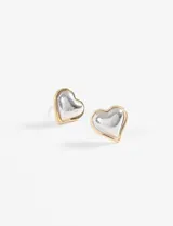 Par de caravanas tipo botón con forma de corazón plateado con borde dorado.