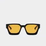 Lentes de sol con armazón de RPET y estilo rectangular, de silueta amplia y armazón negro con cristales amarillos.