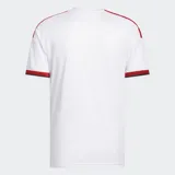 Camiseta de fútbol Adidas del CR Flamengo, modelo visitante 26. Diseño blanco con franjas horizontales roja y negra en el pecho, y detalles en rojo en los hombros. Incluye logo de Adidas y escudo del club bordados.