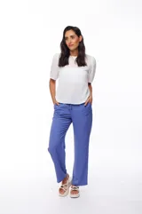 Blusa blanca de poliéster con mangas cortas abullonadas y textura acanalada.